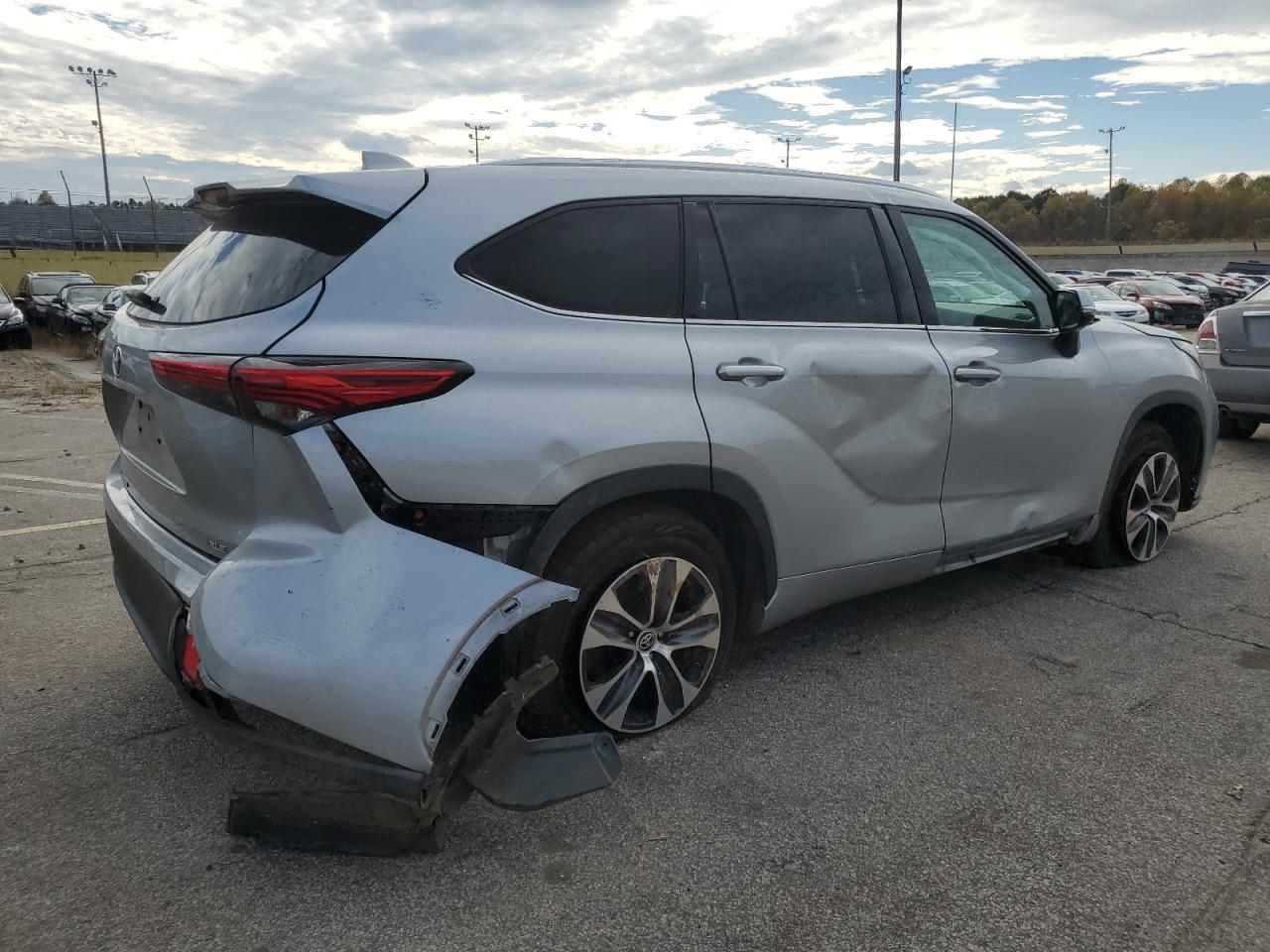 Image 3 of 2020 TOYOTA HIGHLANDER XLE 2020 with VIN 5TDGZRAH1LS502062