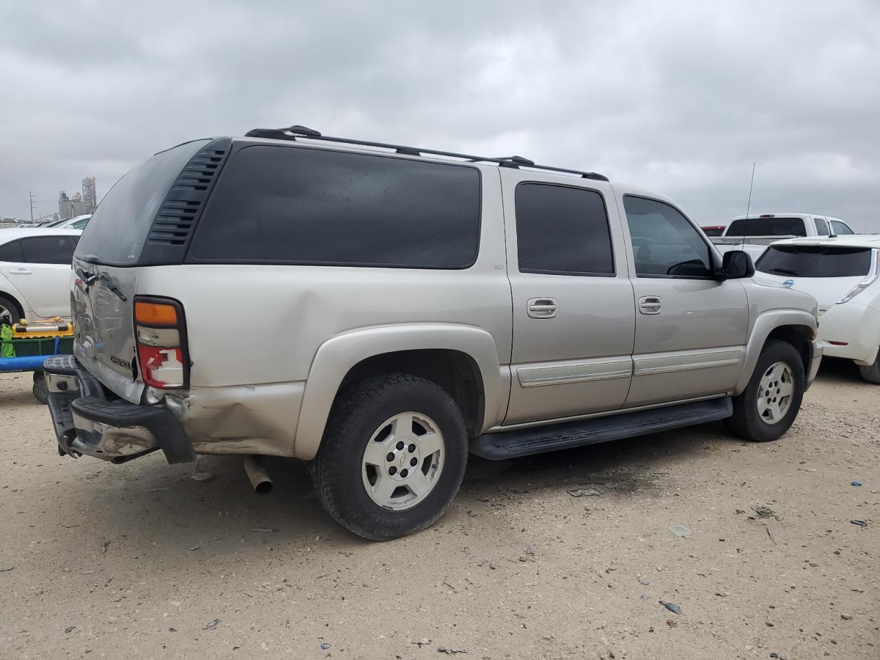 Image 3 of 2005 CHEVROLET SUBURBAN C1500 2005 with VIN 3GNEC16Z15G199188