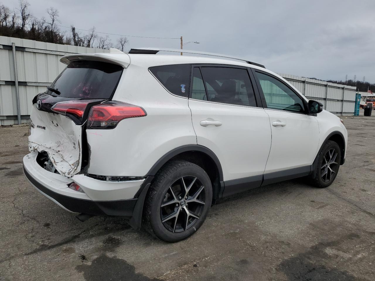 Image 3 of 2016 TOYOTA RAV4 SE 2016 with VIN 2T3JFREV0GW449552