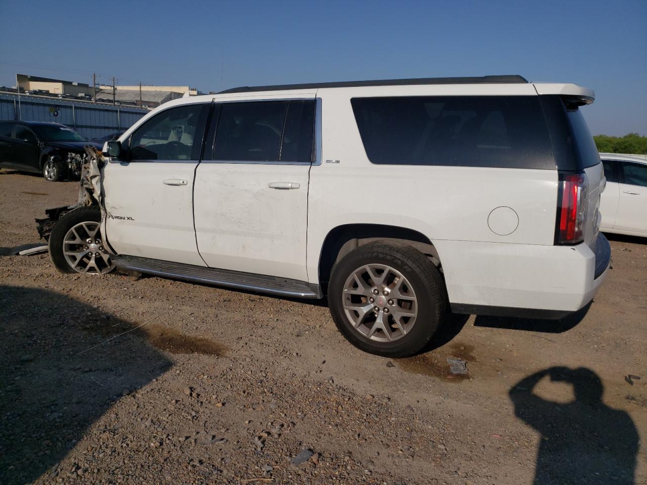 Obraz 2 z 2016 GMC YUKON XL C1500 SLE 2016 z VIN 1GKS1FKC0GR170689
