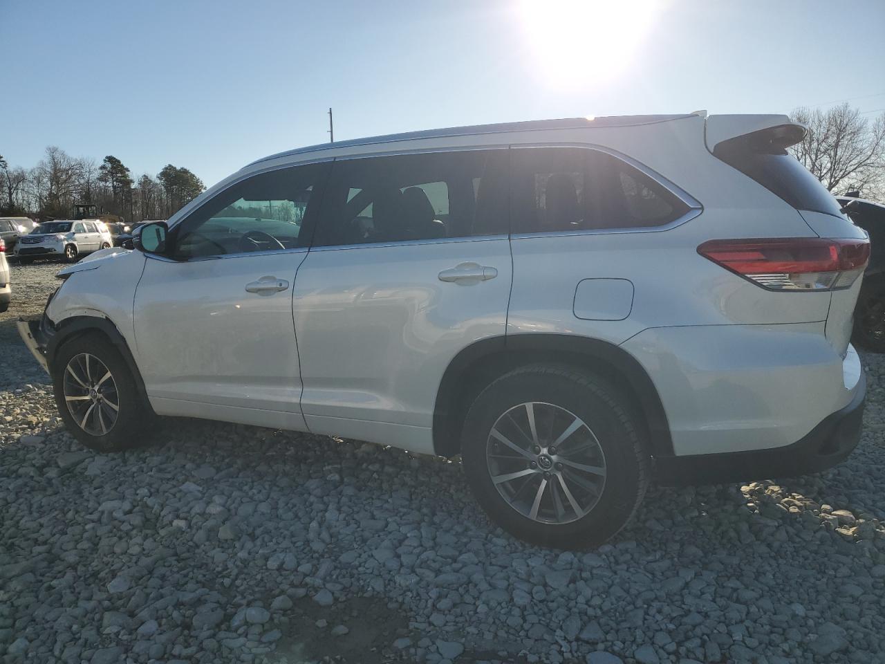 Изображение 2 2017 TOYOTA HIGHLANDER SE 2017 с VIN 5TDKZRFH2HS513159