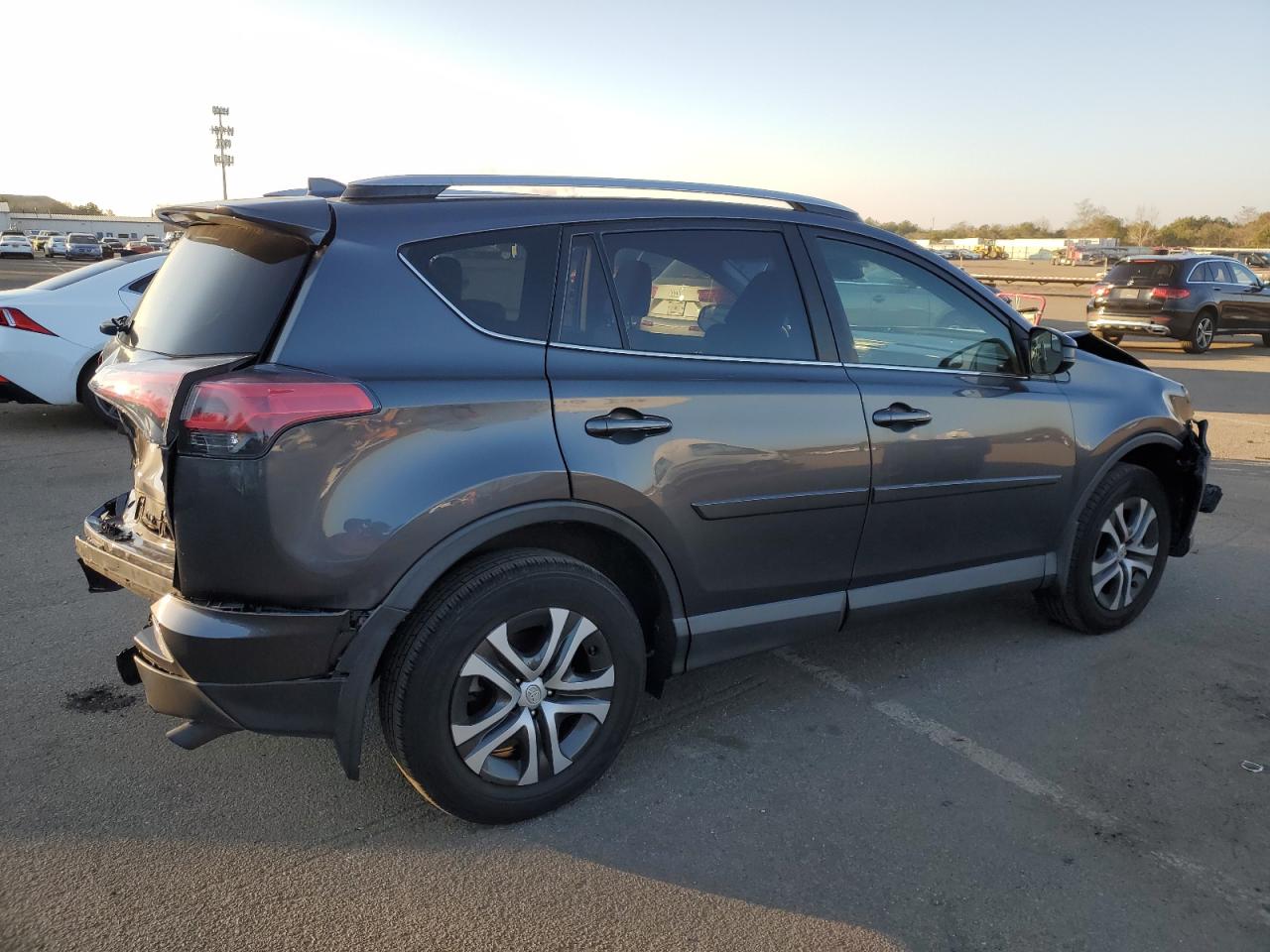 Изображение 3 2018 TOYOTA RAV4 LE 2018 с VIN JTMBFREV1JJ214006