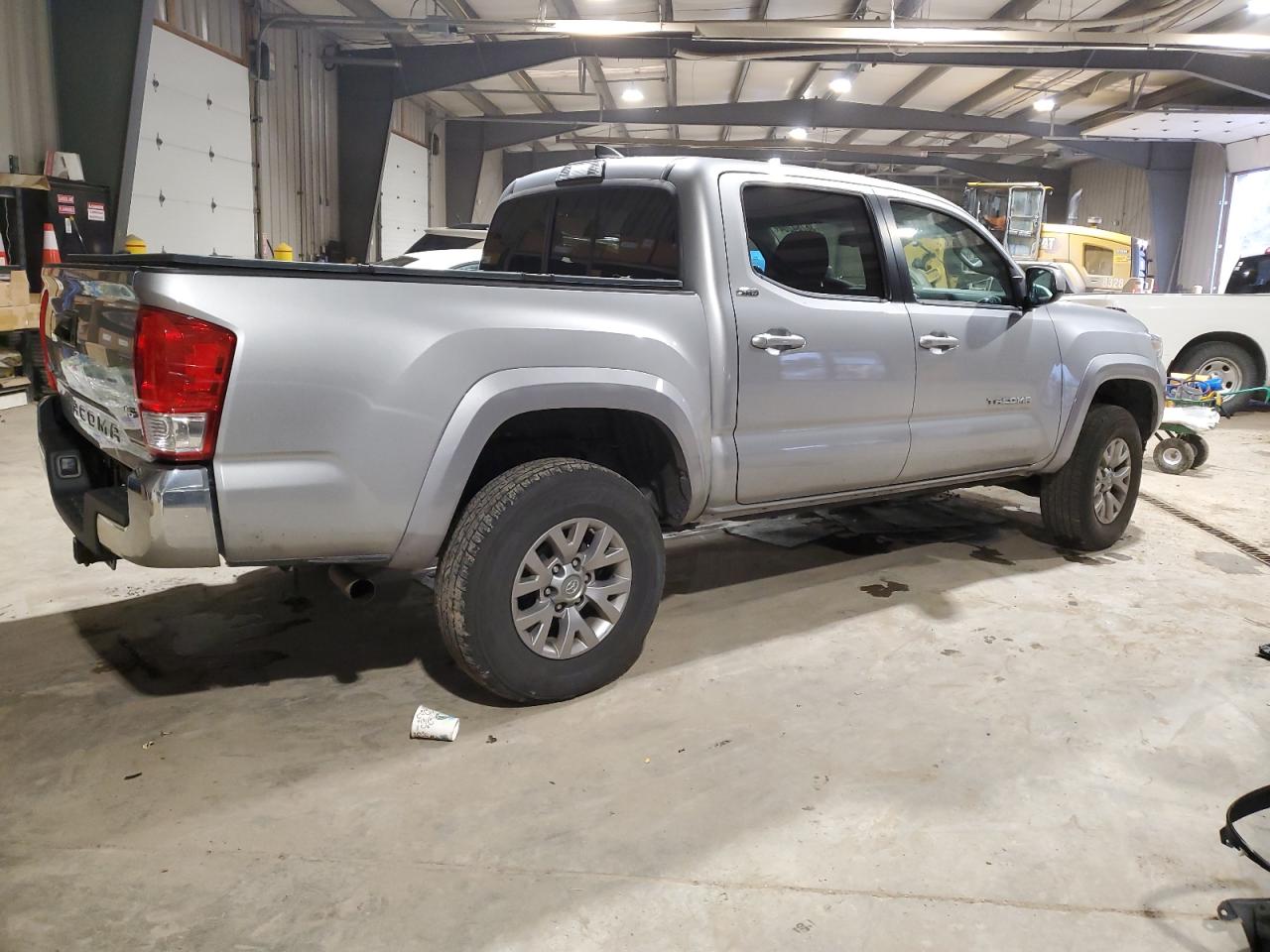 Obraz 3 z 2017 TOYOTA TACOMA DOUBLE CAB 2017 z VIN 3TMCZ5AN1HM118397