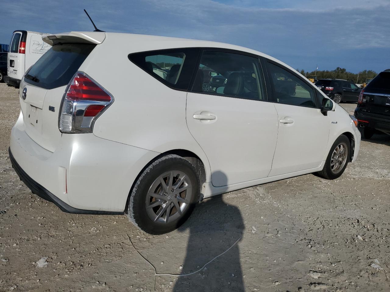 Image 3 of 2015 TOYOTA PRIUS V  2015 with VIN JTDZN3EU9FJ035421