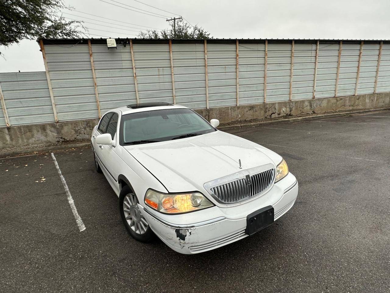 Obraz 1 z 2003 LINCOLN TOWN CAR SIGNATURE 2003 z VIN 1LNHM82W13Y666759