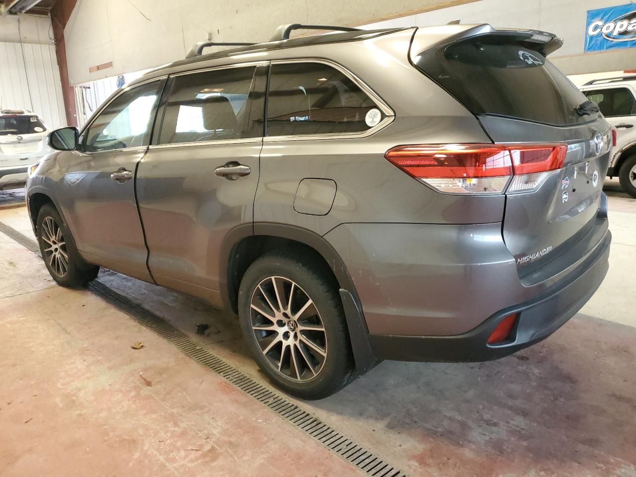 Image 2 of 2018 TOYOTA HIGHLANDER SE 2018 with VIN 5TDJZRFHXJS554589