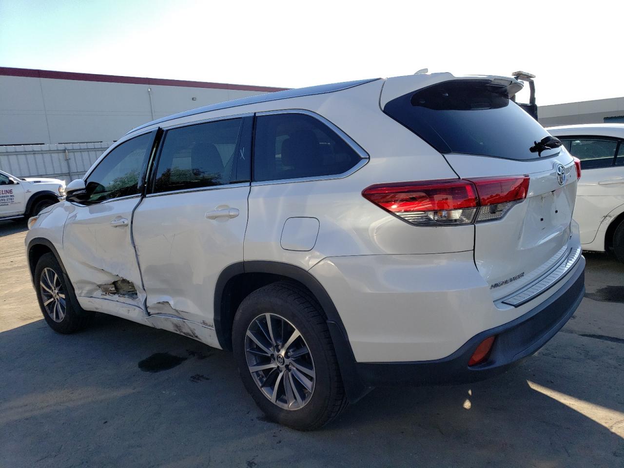 Image 2 of 2017 TOYOTA HIGHLANDER SE 2017 with VIN 5TDJZRFH8HS472192