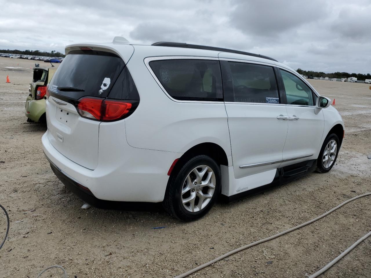 Obraz 3 z 2017 CHRYSLER PACIFICA TOURING L 2017 z VIN 2C4RC1BG4HR713158