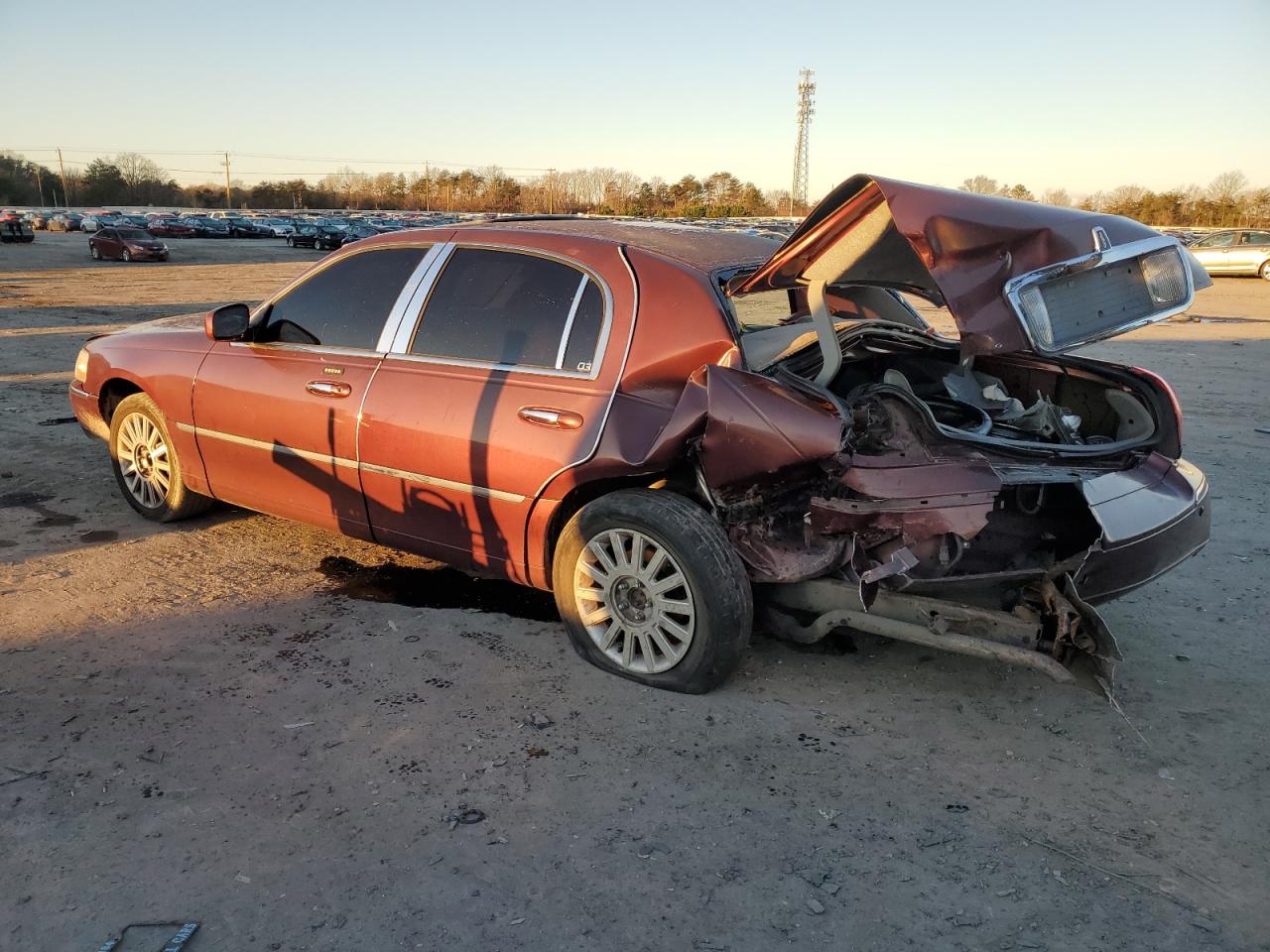 Image 2 of 2003 LINCOLN TOWN CAR SIGNATURE 2003 with VIN 1LNHM82W33Y649493