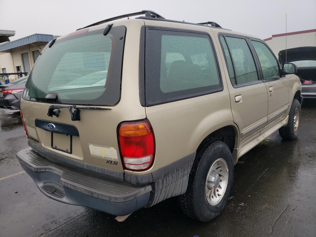 Image 3 of 2000 FORD EXPLORER XLS 2000 with VIN 1FMZU62X2YZC33230