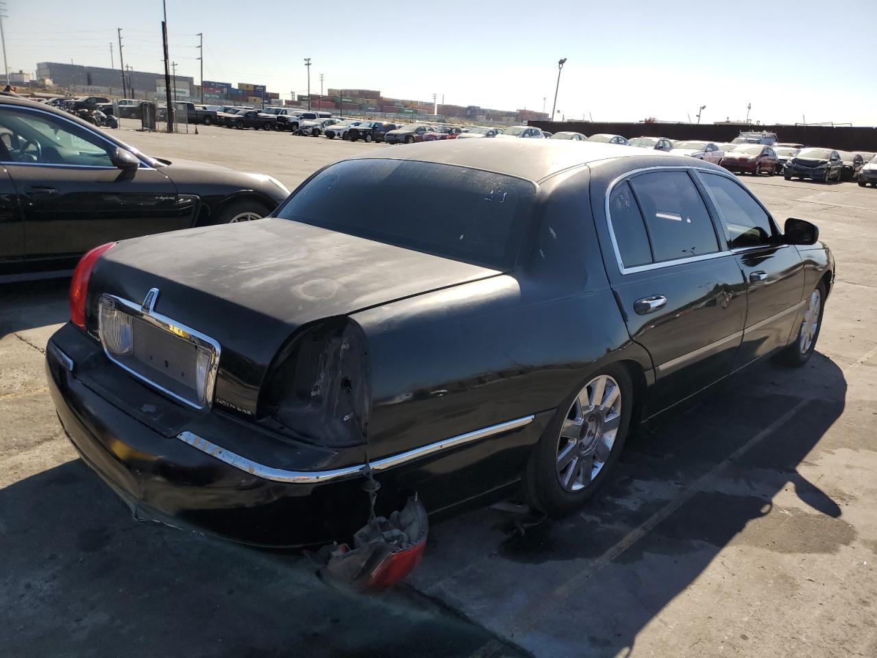 Image 3 of 2005 LINCOLN TOWN CAR EXECUTIVE L 2005 with VIN 1LNHM84W65Y615418