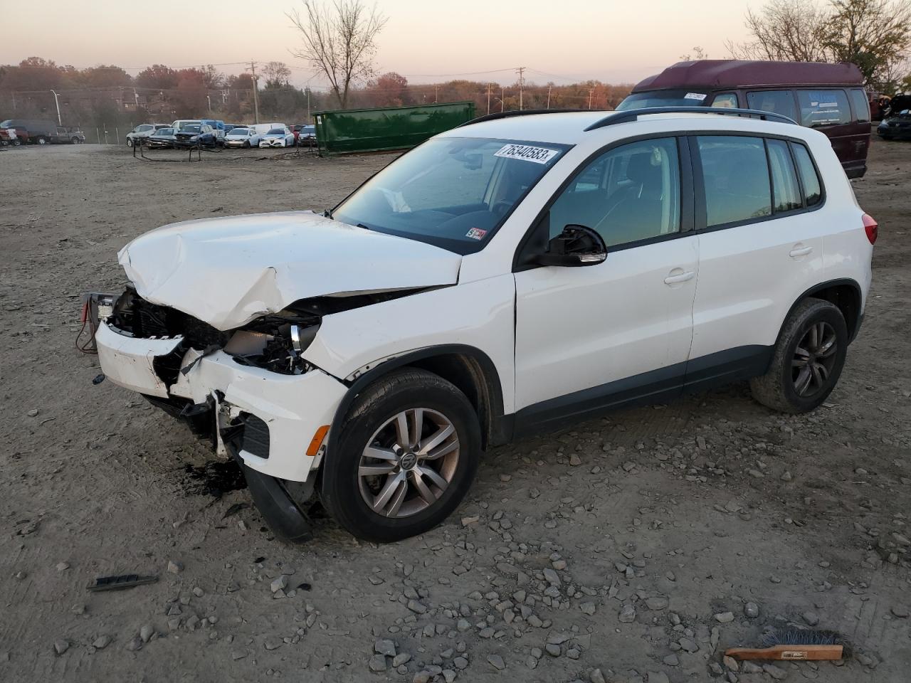 Obraz 1 z 2017 VOLKSWAGEN TIGUAN S 2017 z VIN WVGBV7AX6HK013345