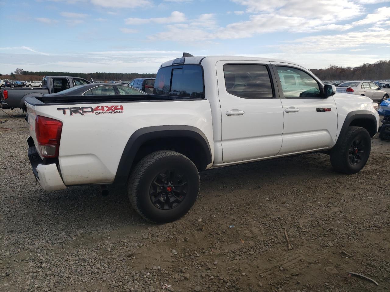 Obraz 3 z 2017 TOYOTA TACOMA DOUBLE CAB 2017 z VIN 5TFCZ5AN9HX092321