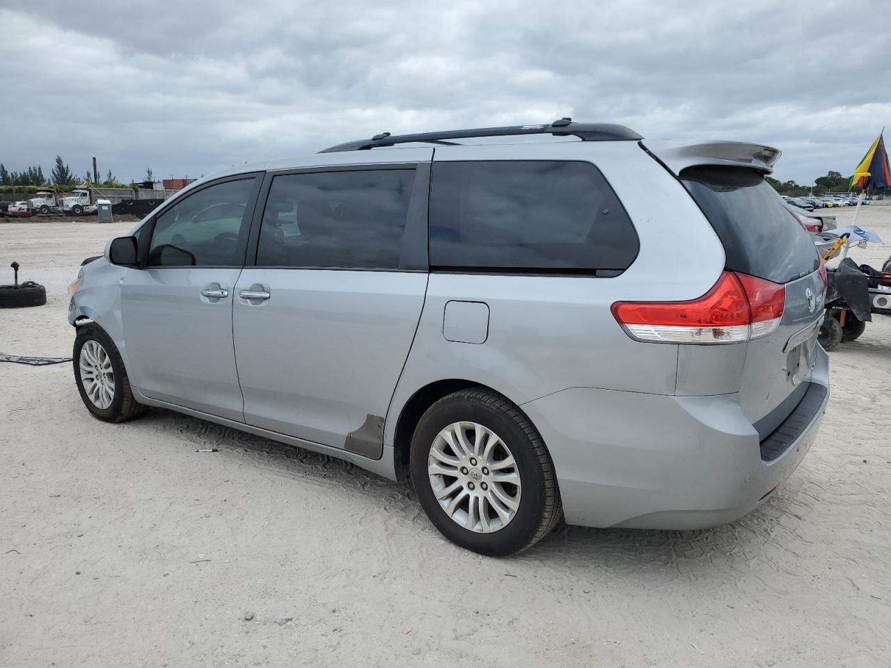 Obraz 2 z 2014 TOYOTA SIENNA XLE 2014 z VIN 5TDYK3DC0ES413205