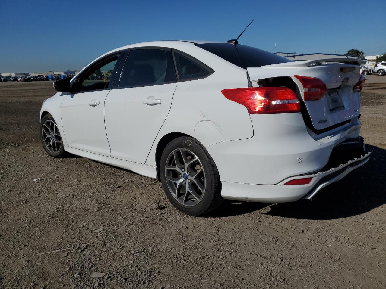 Obraz 2 z 2015 FORD FOCUS SE 2015 z VIN 1FADP3F25FL300377