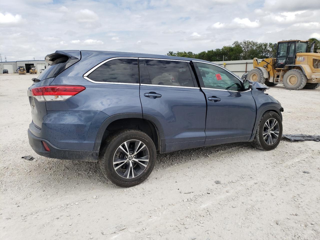 Image 3 of 2018 TOYOTA HIGHLANDER LE 2018 with VIN 5TDZARFH9JS036421