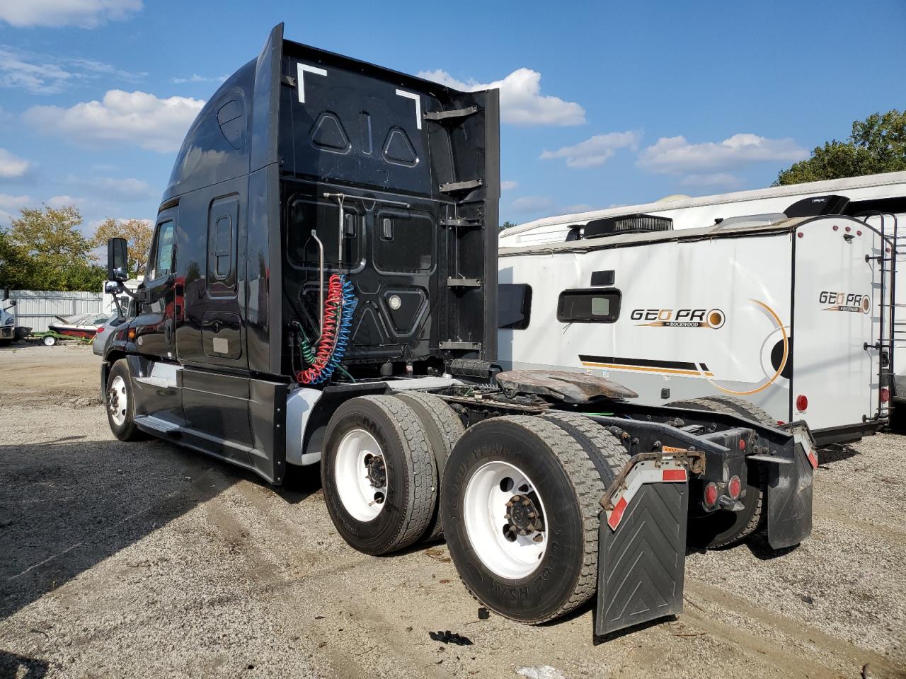 Image 3 of 2019 FREIGHTLINER CASCADIA 125  2019 with VIN 3AKJGLDR7KSKM1966