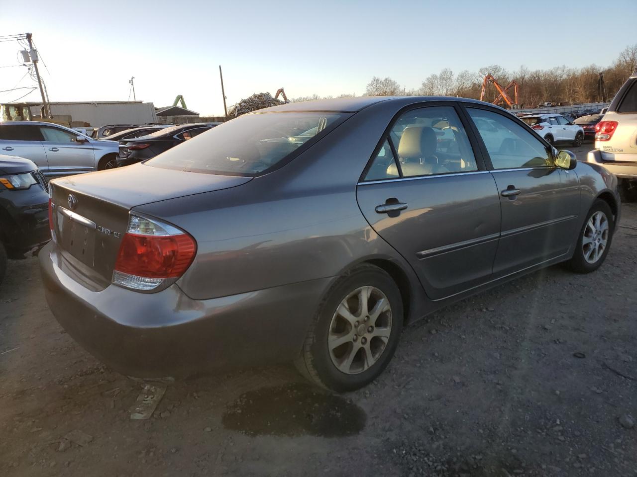 Image 3 of 2005 TOYOTA CAMRY LE 2005 with VIN JTDBF30K950162369