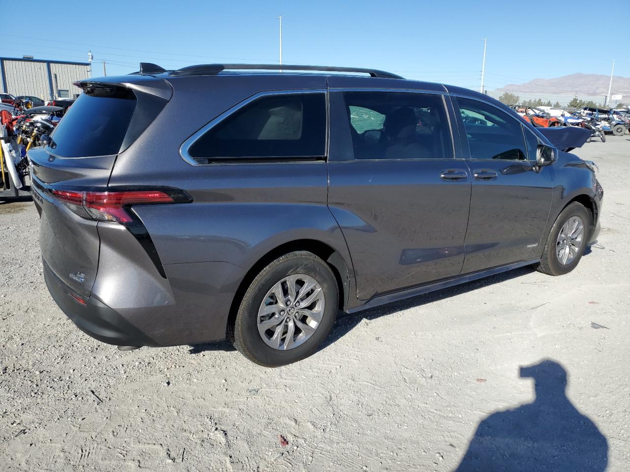 Obraz 3 z 2021 TOYOTA SIENNA LE 2021 z VIN 5TDKRKEC8MS058387