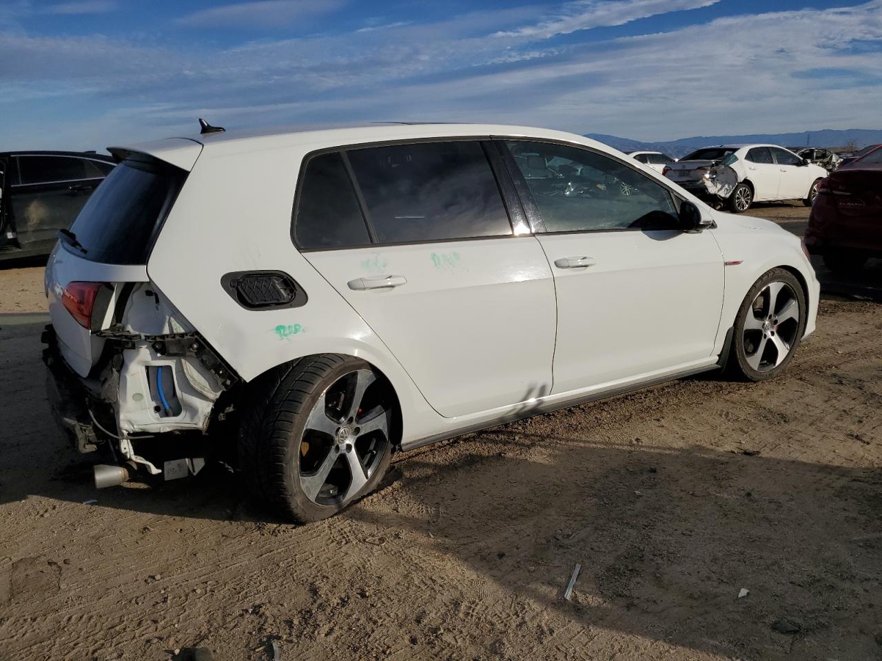 Изображение 3 2015 VOLKSWAGEN GTI  2015 с VIN 3VW5T7AU8FM002122