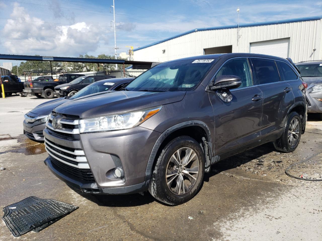 Image 1 of 2019 TOYOTA HIGHLANDER LE 2019 with VIN 5TDBZRFHXKS975010