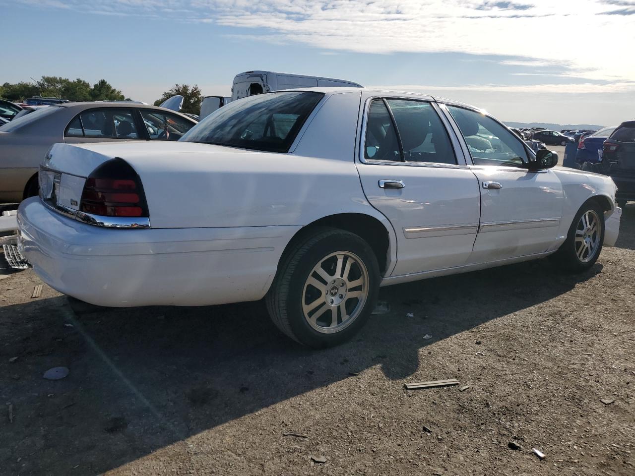 Изображение 3 2011 FORD CROWN VICTORIA POLICE INTERCEPTOR 2011 с VIN 2FABP7BV9BX157753