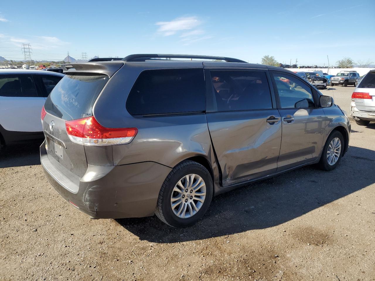 Obraz 3 z 2011 TOYOTA SIENNA XLE 2011 z VIN 5TDYK3DC3BS005664