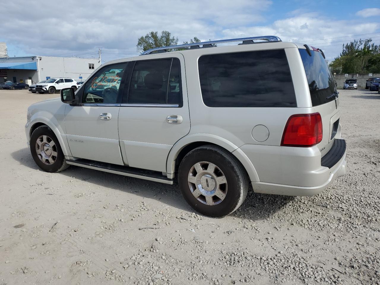 Image 2 of 2005 LINCOLN NAVIGATOR  2005 with VIN 5LMFU28595LJ02454