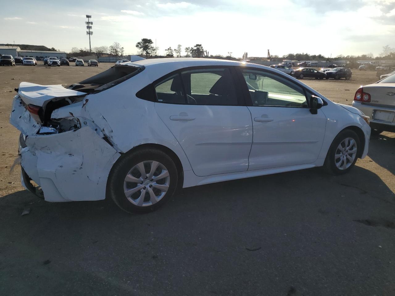 Image 3 of 2020 TOYOTA COROLLA LE 2020 with VIN 5YFEPRAE6LP003799