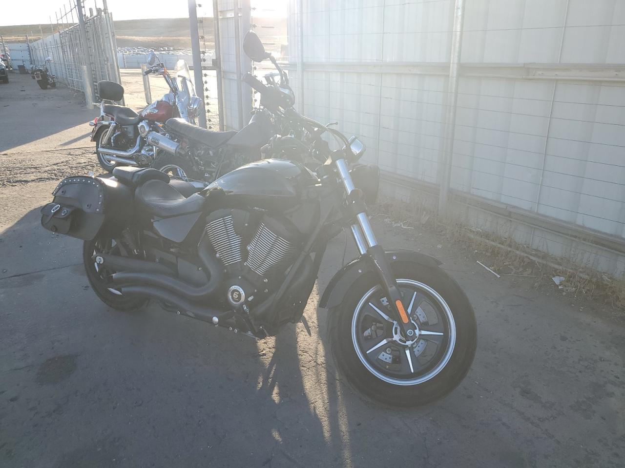 Obraz 1 z 2014 VICTORY MOTORCYCLES JUDGE  2014 z VIN 5VPMB36N0E3032373