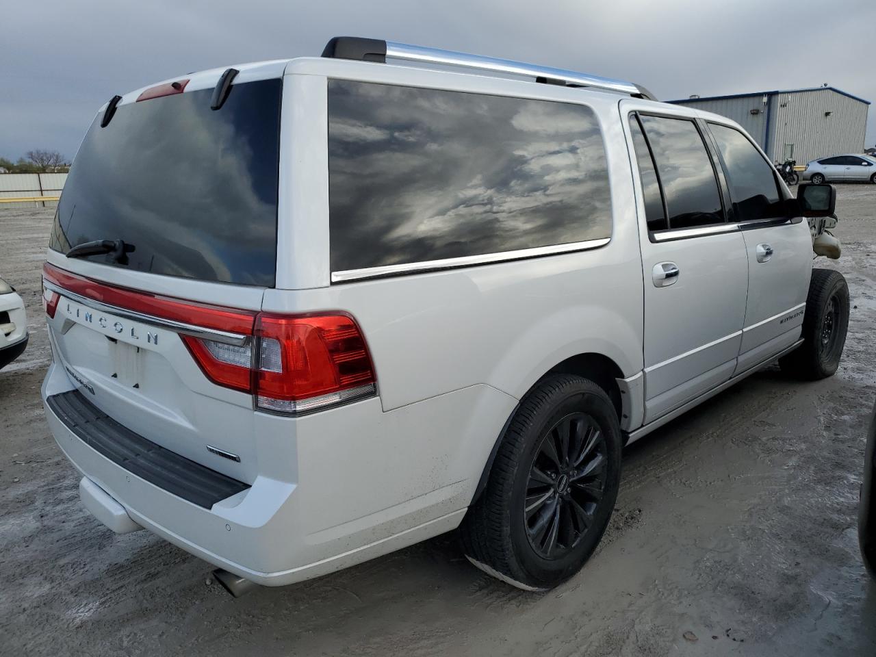 Image 3 of 2015 LINCOLN NAVIGATOR L 2015 with VIN 5LMJJ3HT3FEJ00924