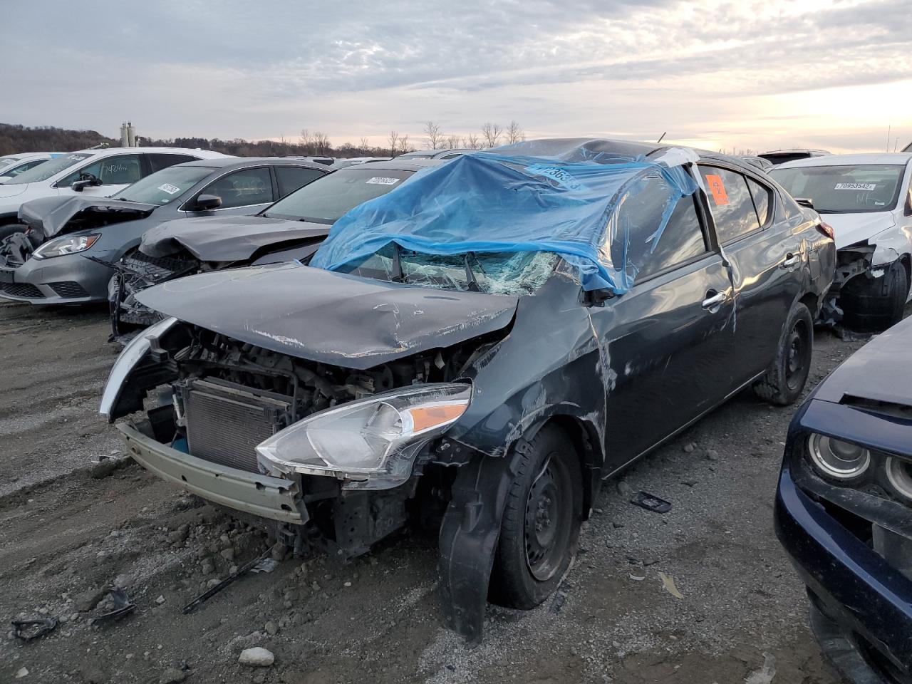 Obraz 1 z 2017 NISSAN VERSA S 2017 z VIN 3N1CN7AP3HL864206