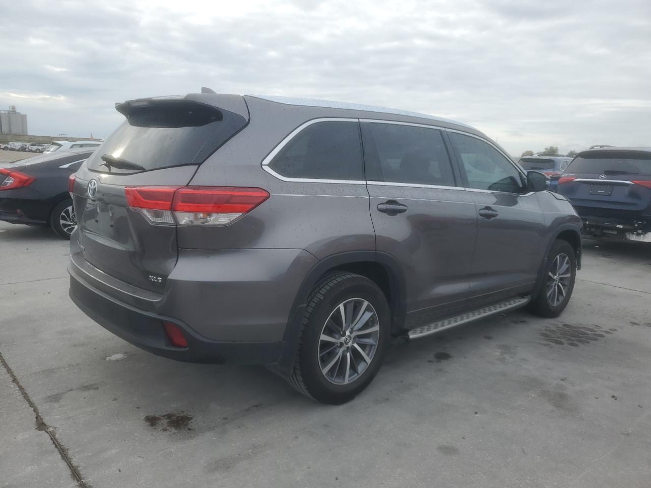 Image 3 of 2018 TOYOTA HIGHLANDER SE 2018 with VIN 5TDKZRFH6JS544792