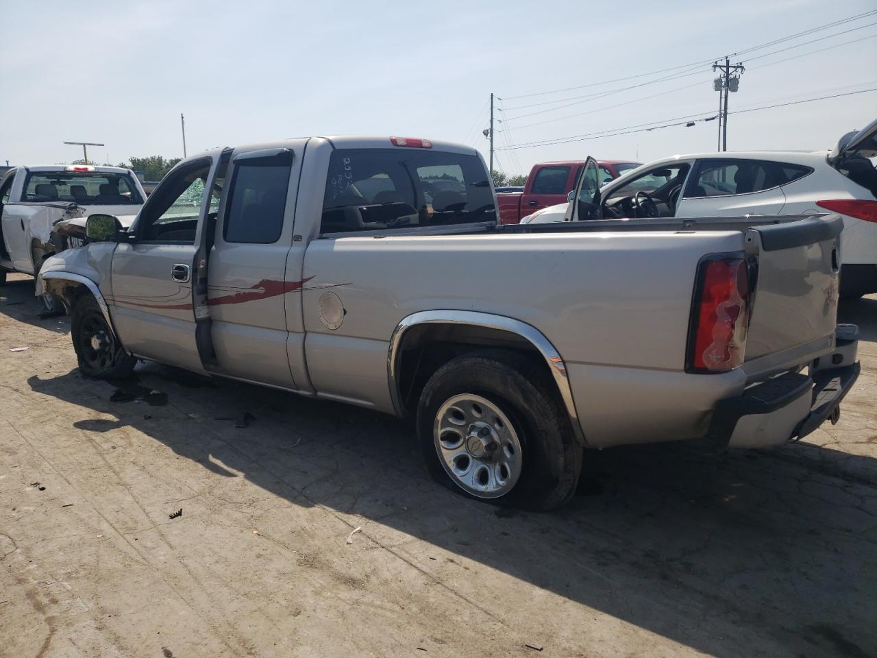 Image 2 of 2005 CHEVROLET SILVERADO C1500 2005 with VIN 1GCEC19X55Z172532