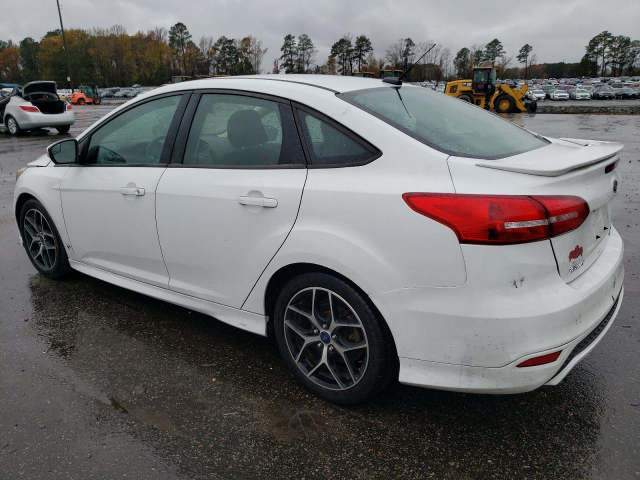 Image 2 of 2016 FORD FOCUS SE 2016 with VIN 1FADP3F28GL355651
