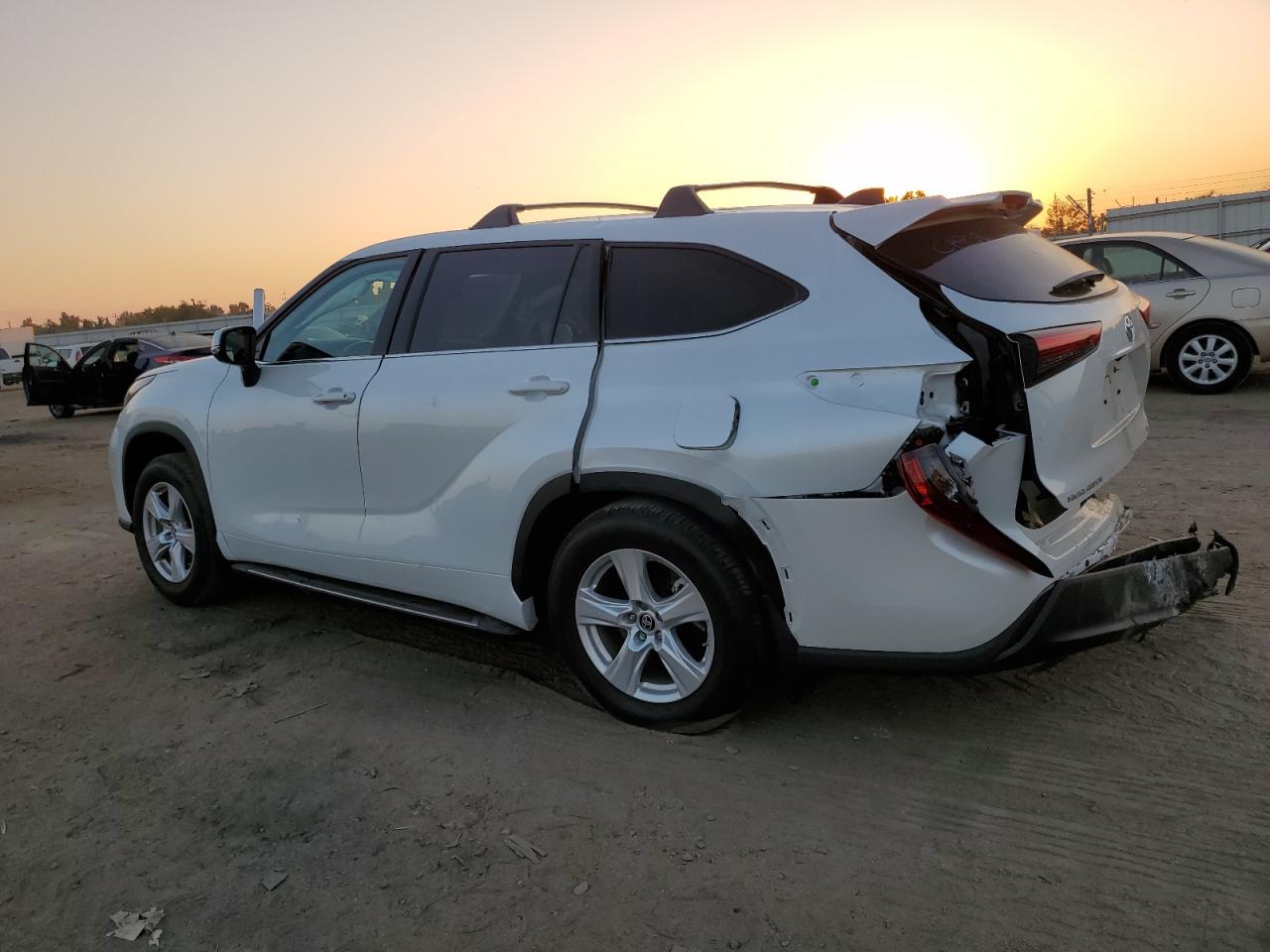 Obraz 2 z 2022 TOYOTA HIGHLANDER L 2022 z VIN 5TDZZRAH3NS560346