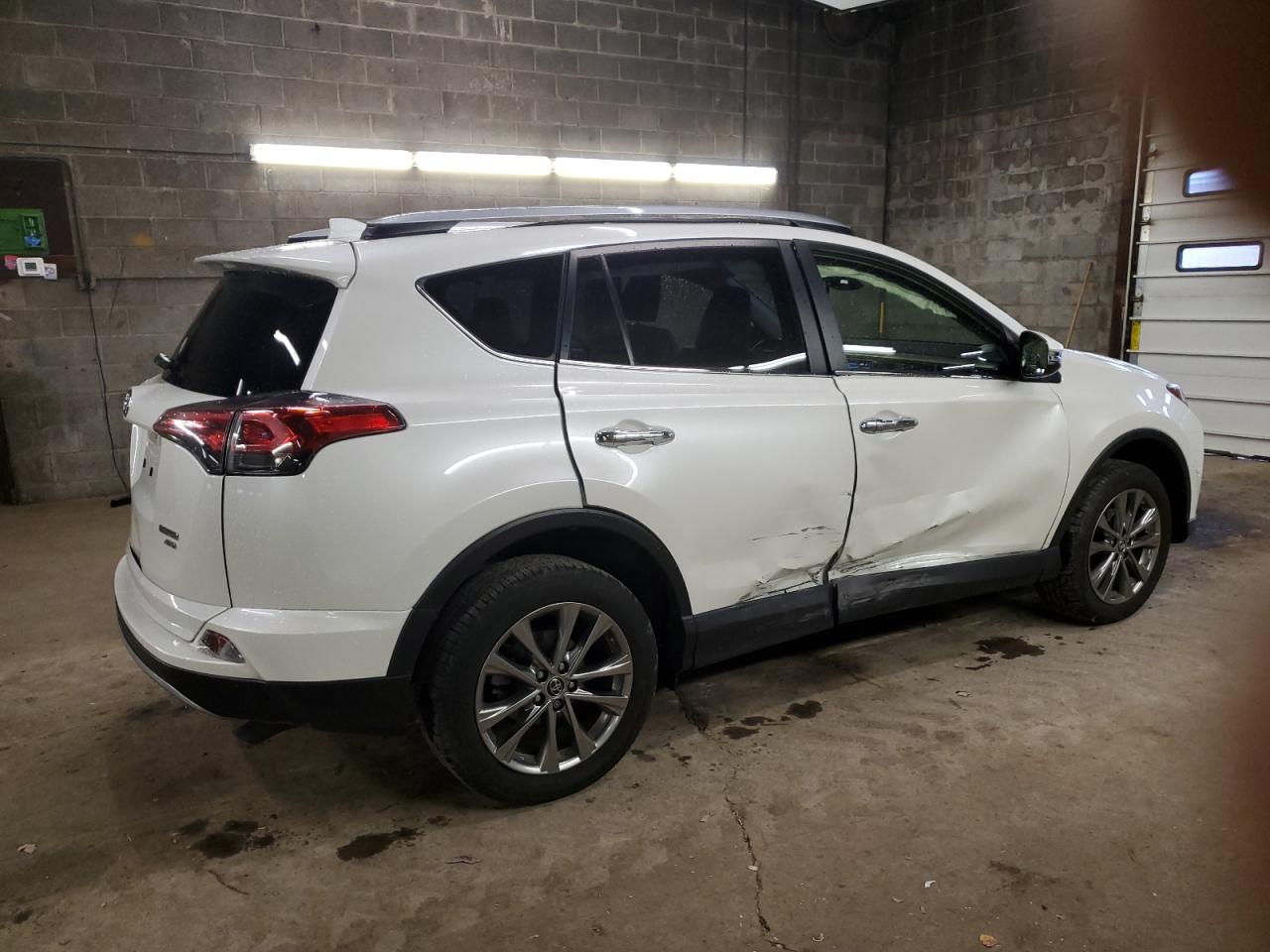 Image 3 of 2018 TOYOTA RAV4 LIMITED 2018 with VIN JTMDFREV6JJ747929