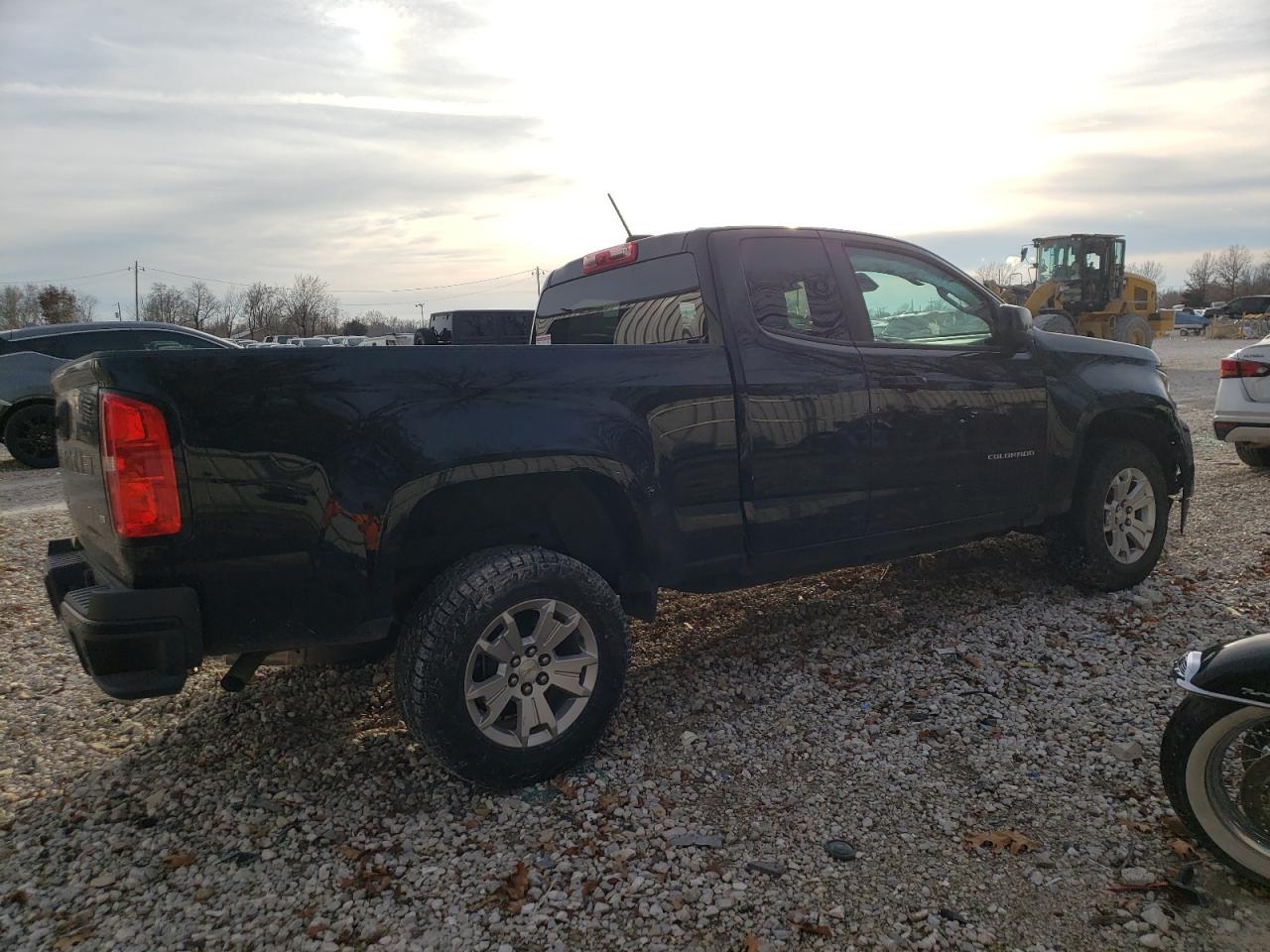 Image 3 of 2021 CHEVROLET COLORADO LT 2021 with VIN 1GCHSCEA1M1233367