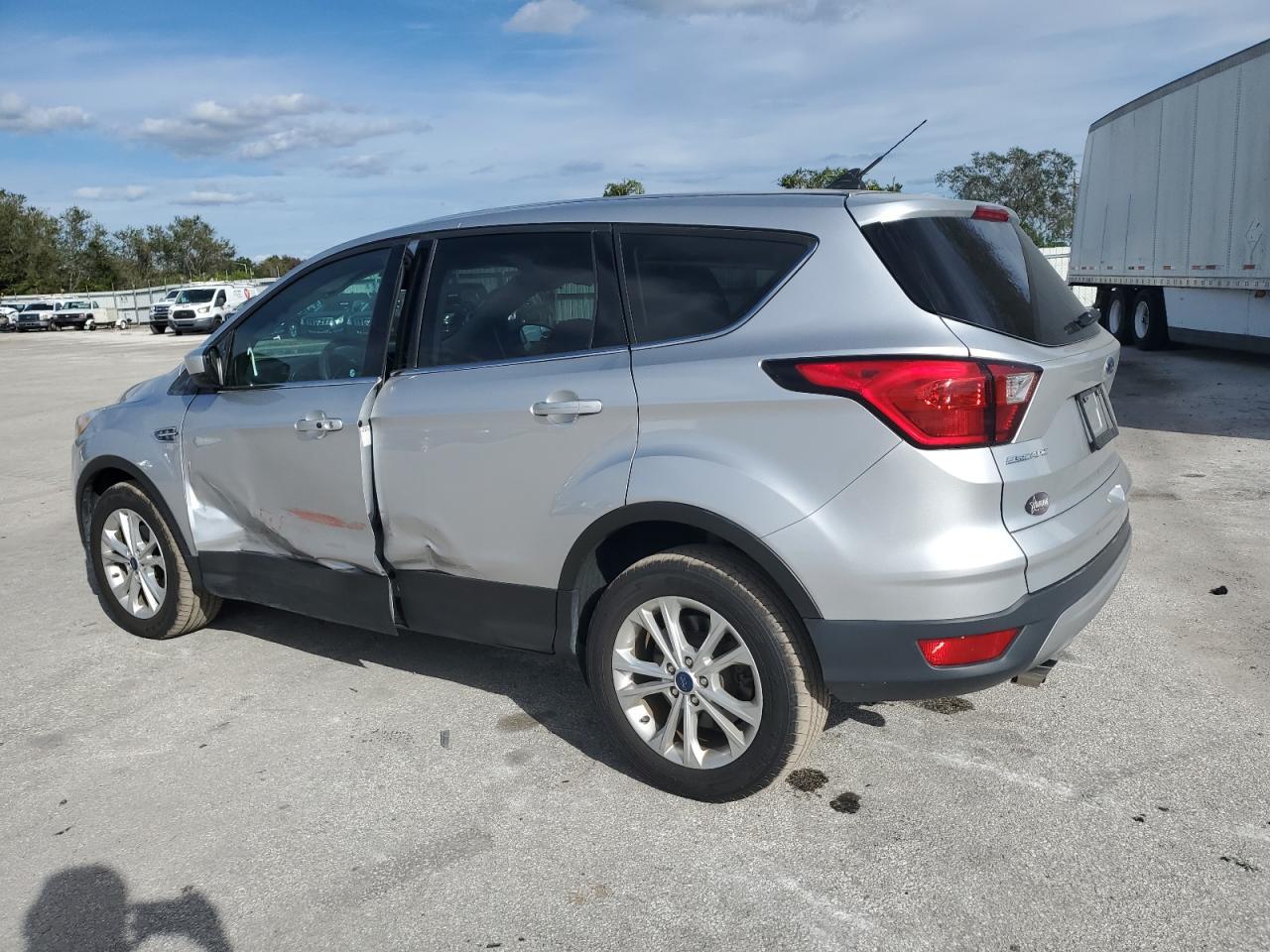 Изображение 2 2019 FORD ESCAPE SE 2019 с VIN 1FMCU0GD4KUB08879