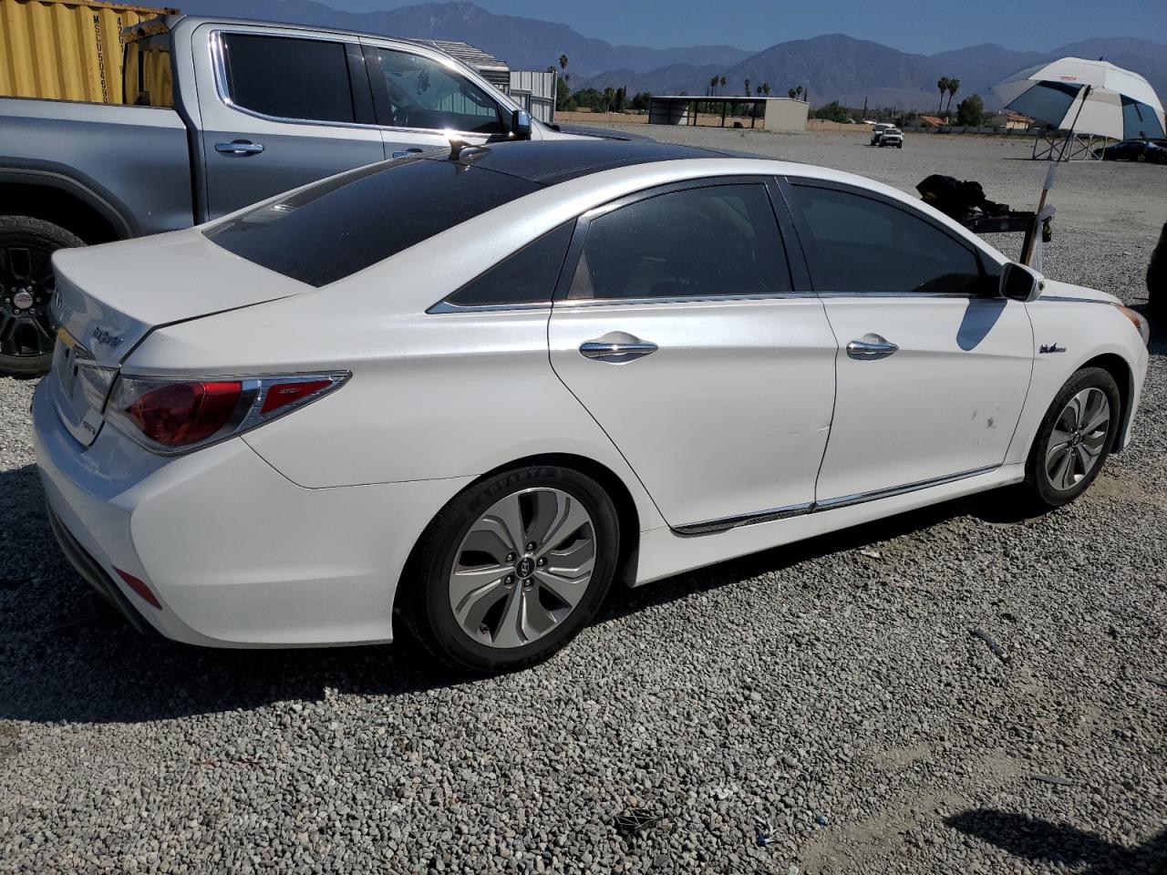 Image 3 of 2015 HYUNDAI SONATA HYBRID 2015 with VIN KMHEC4A47FA123864