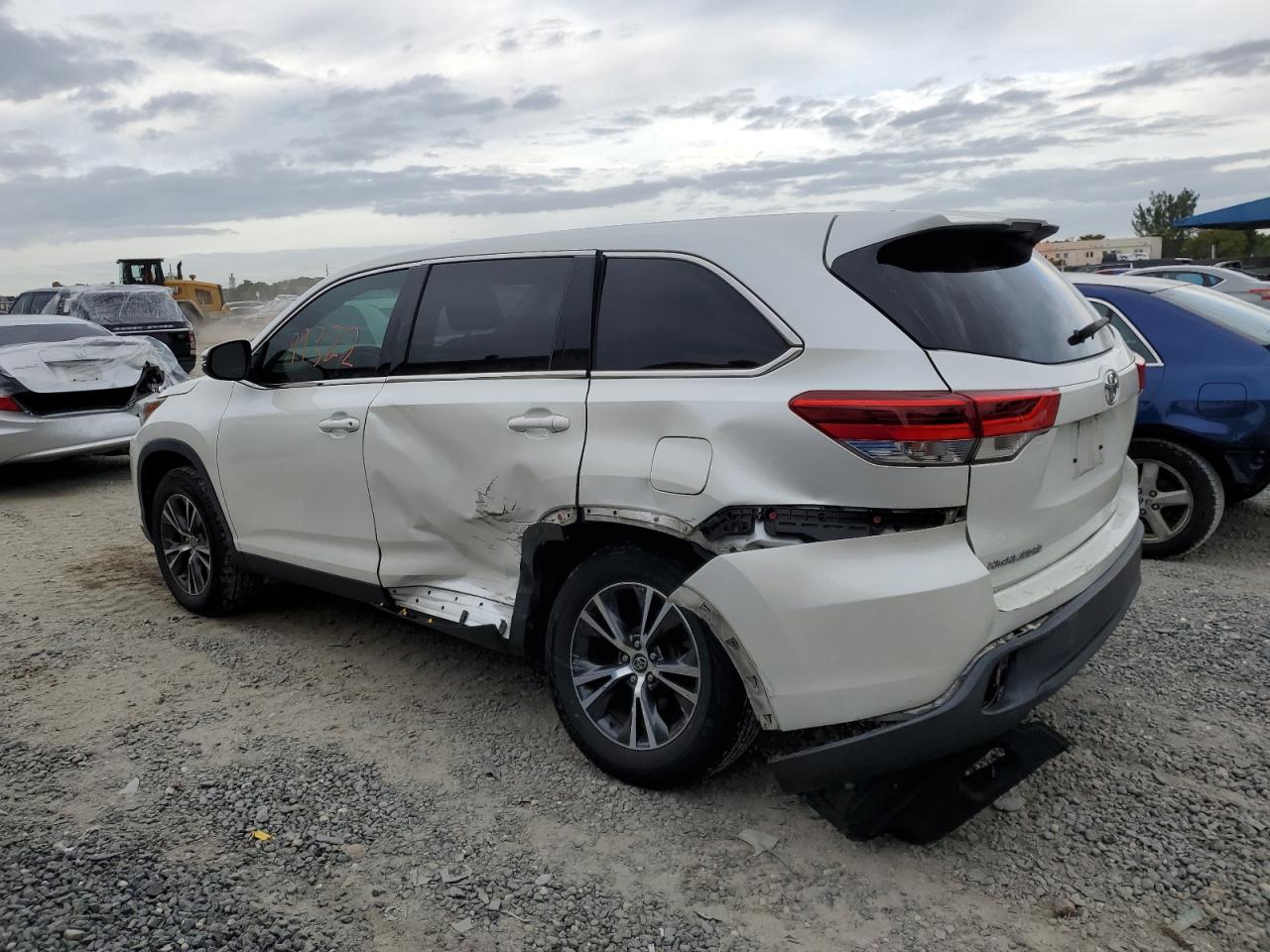 Obraz 2 z 2019 TOYOTA HIGHLANDER LE 2019 z VIN 5TDZARFH8KS044253