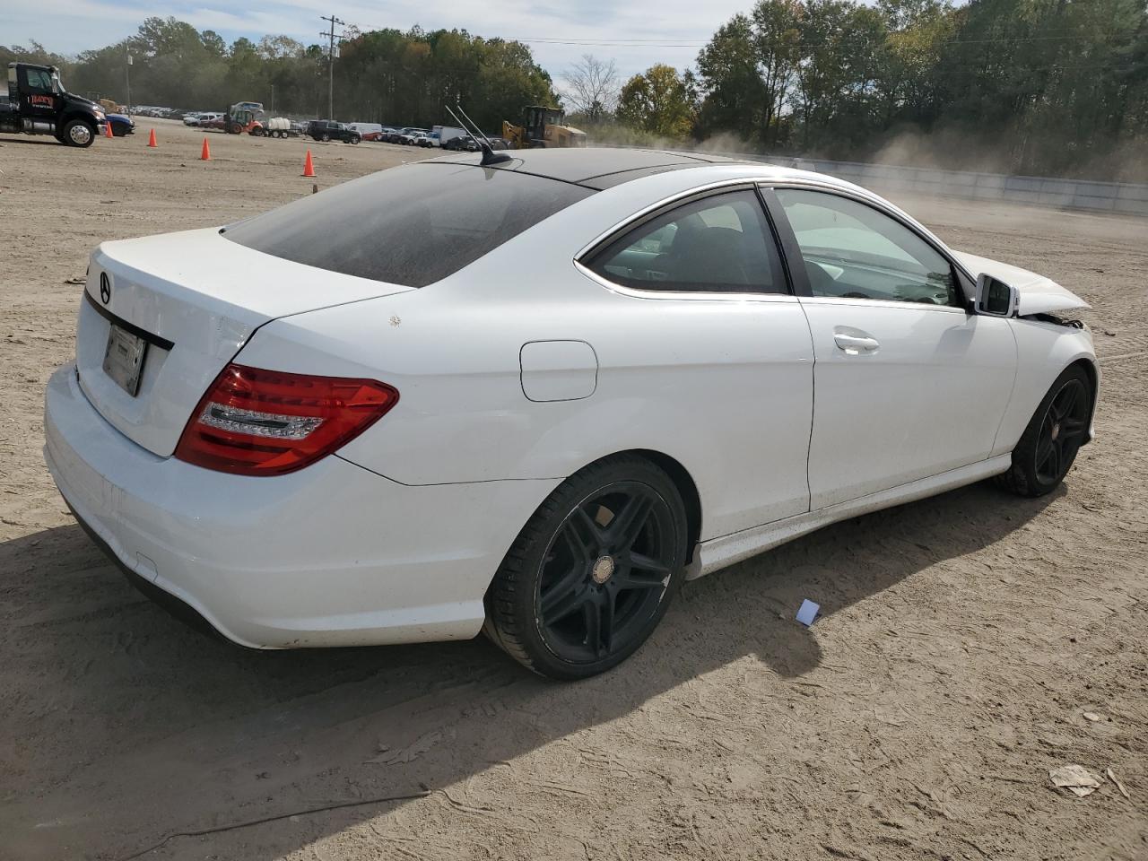 Image 3 of 2015 MERCEDES-BENZ C 250 2015 with VIN WDDGJ4HB1FG402205