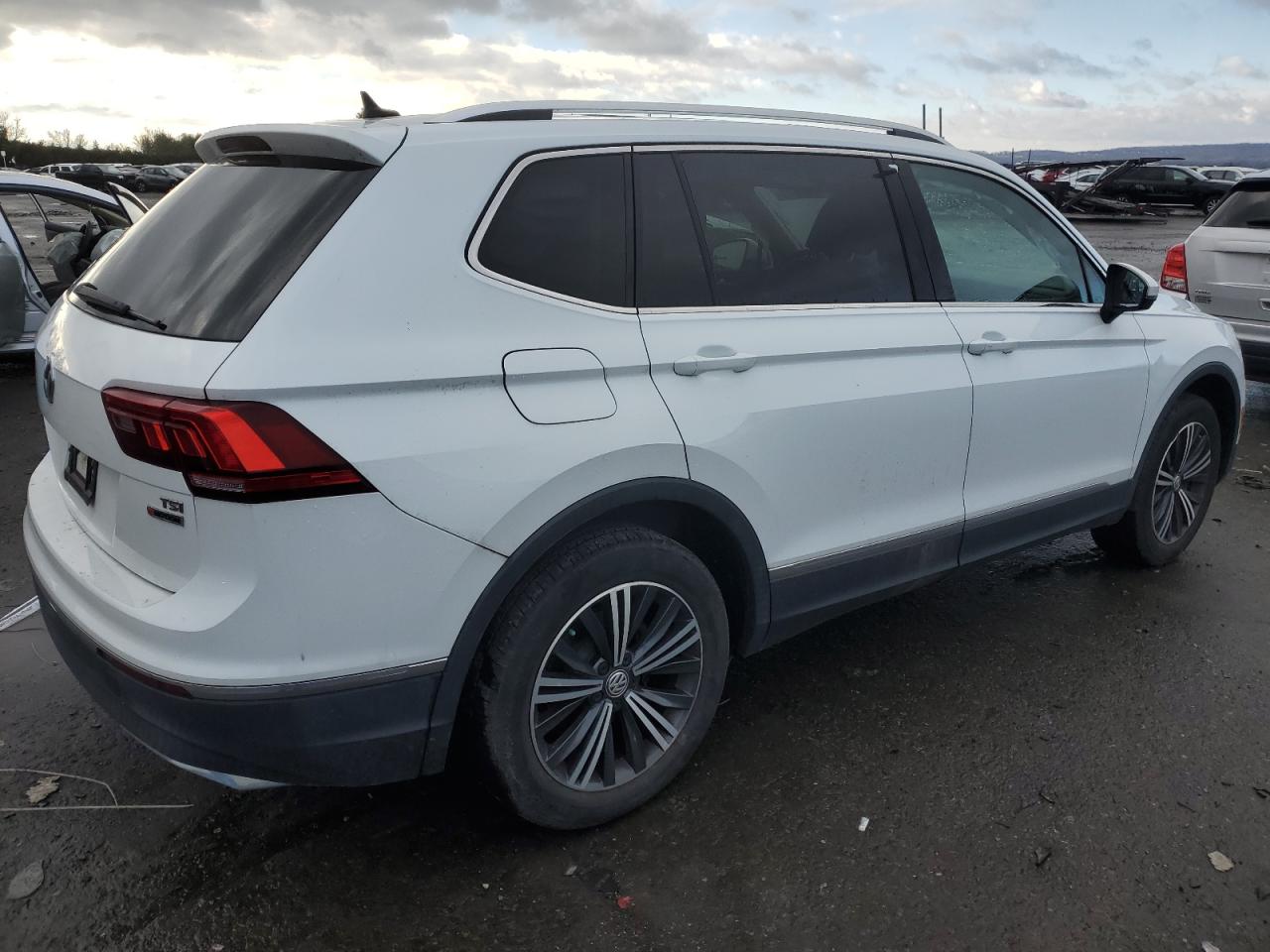 Image 3 of 2018 VOLKSWAGEN TIGUAN SE 2018 with VIN 3VV2B7AX5JM052389