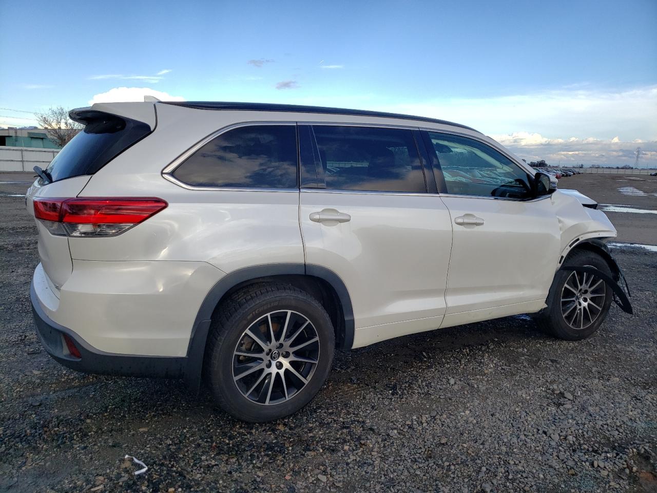 Image 3 of 2017 TOYOTA HIGHLANDER SE 2017 with VIN 5TDJZRFH1HS472034