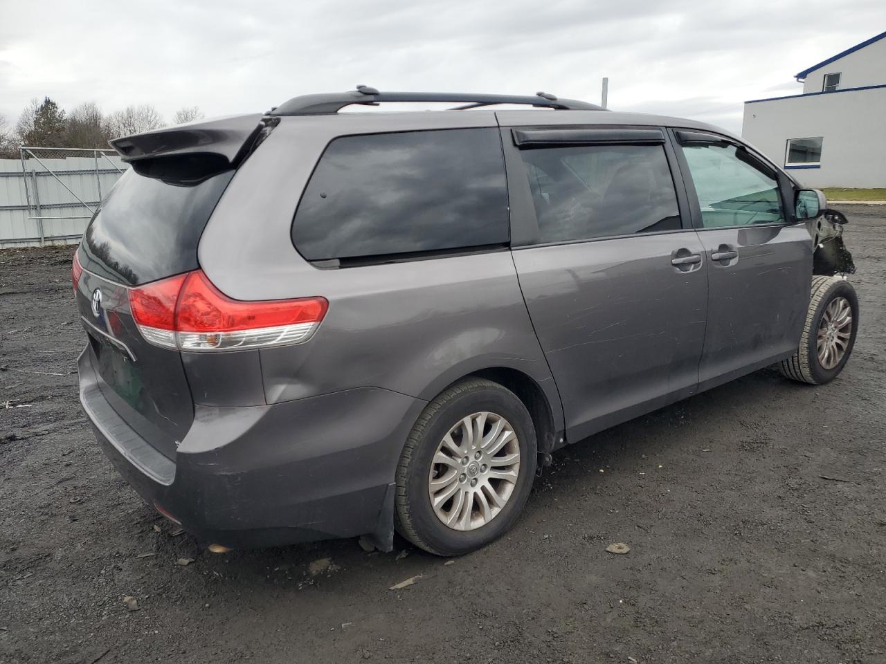 Изображение 3 2013 TOYOTA SIENNA XLE 2013 с VIN 5TDYK3DC5DS324017