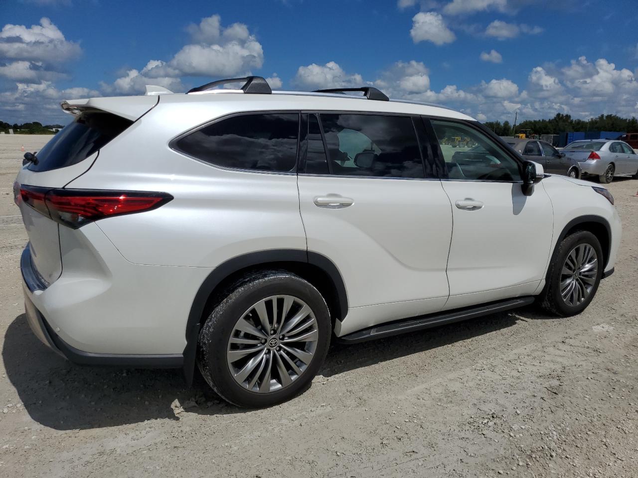 Image 3 of 2020 TOYOTA HIGHLANDER PLATINUM 2020 with VIN 5TDFZRBH6LS051947