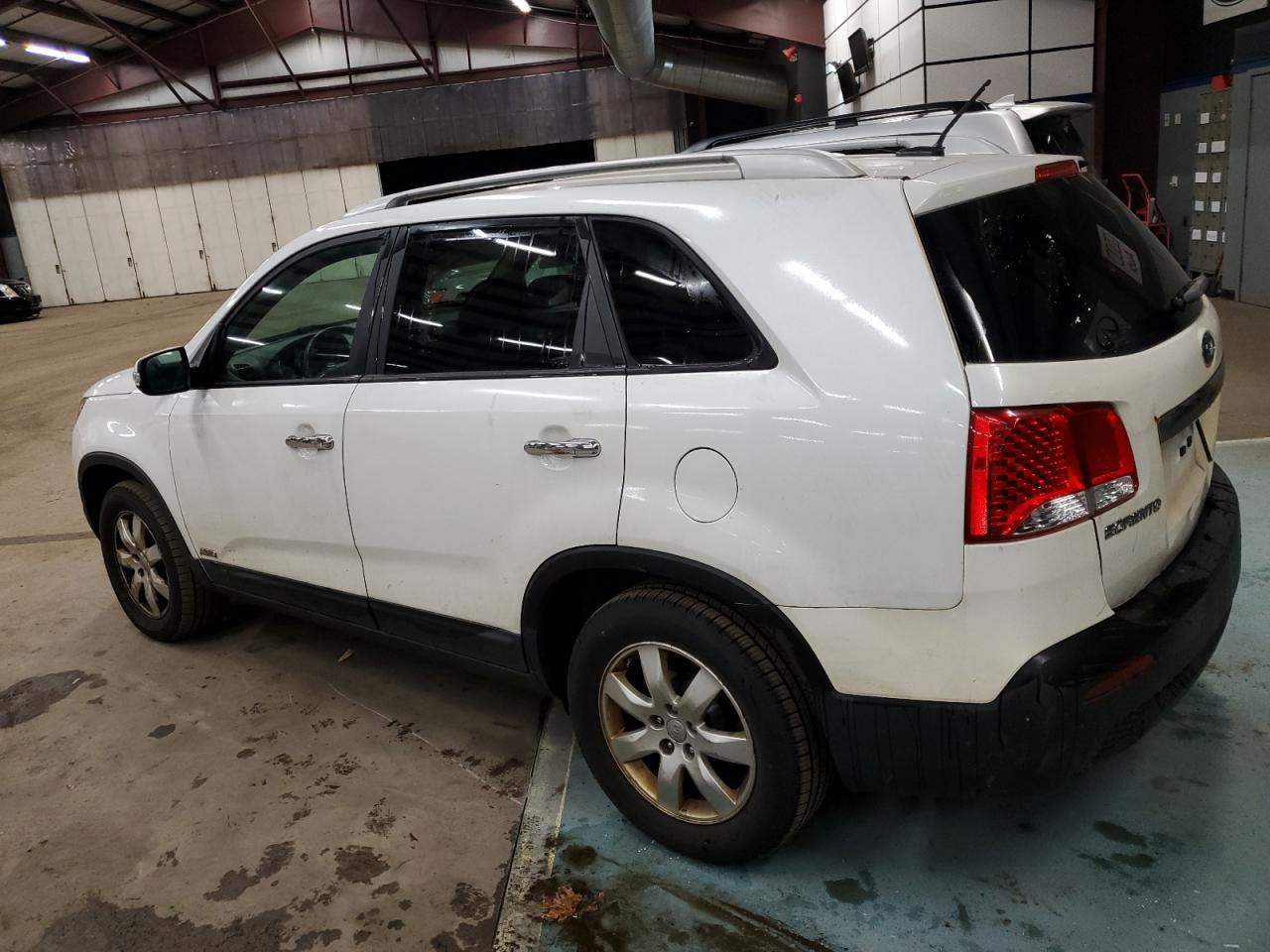 Изображение 2 2013 KIA SORENTO LX 2013 с VIN 5XYKTDA27DG319077