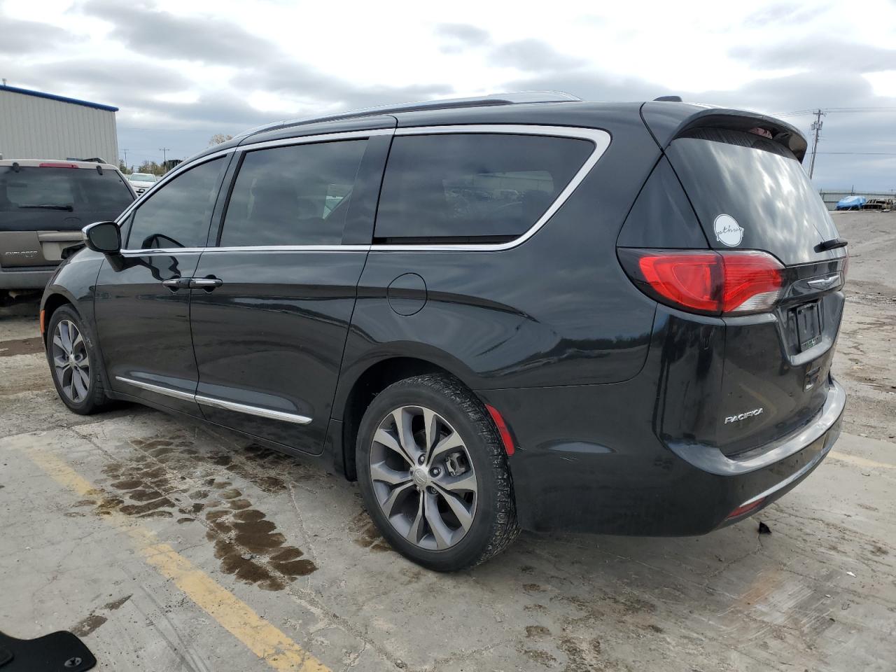 Изображение 2 2018 CHRYSLER PACIFICA LIMITED 2018 с VIN 2C4RC1GG3JR310870