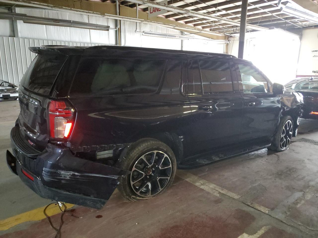 Изображение 3 2022 CHEVROLET SUBURBAN K1500 RST 2022 с VIN 1GNSKEKD8NR216012