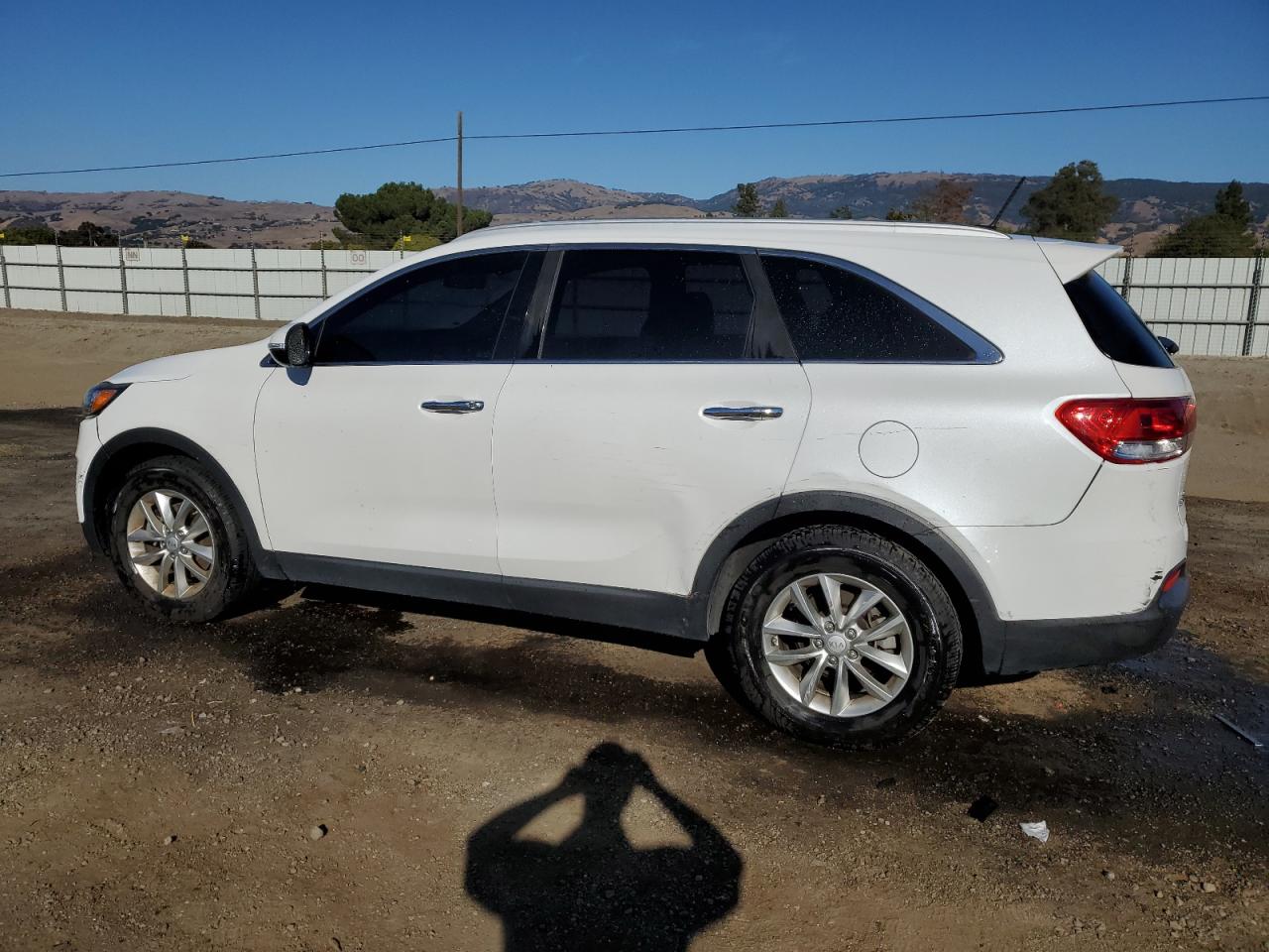 Image 2 of 2016 KIA SORENTO LX 2016 with VIN 5XYPG4A39GG078307